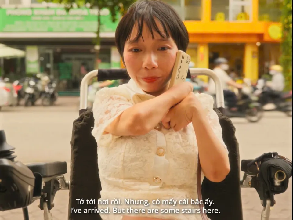 Khung hình nhân vật An đơn độc giữa bậc thang