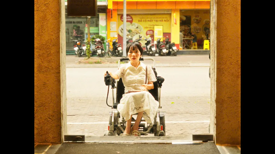 An lọt thỏm trong khung cửa sổ gỗ